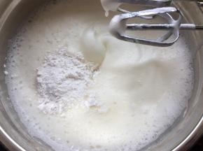 最后一次加入白砂糖连同淀粉一起加入
