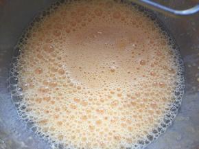 然后加入纯牛奶搅拌均匀