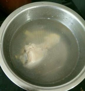鸡腿去皮冷水入锅，加入适量盐、姜片和料酒。水开后煮八分钟捞出。