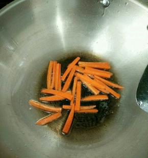 热锅凉油下胡萝卜煸炒一下，然后放入鸡腿肉、火腿肠和黄瓜，再加入适量耗油。
