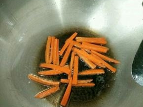 热锅凉油下胡萝卜煸炒一下，然后放入鸡腿肉、火腿肠和黄瓜，再加入适量耗油。