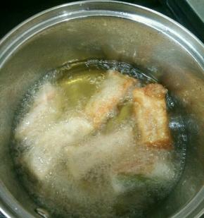 锅里放足够的玉米油，带油温七八成热下春卷。炸至两面金黄。