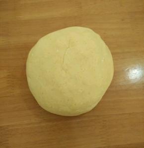 揉成面团，饧半个小时。