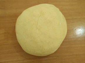 揉成面团，饧半个小时。