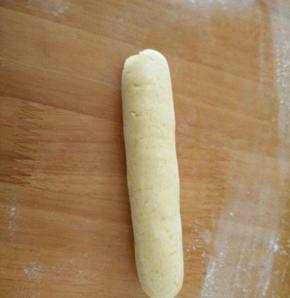 充分排气后分成十个剂子，取个剂子搓成条。