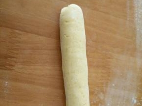 充分排气后分成十个剂子，取个剂子搓成条。