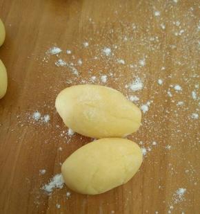 把剂子搓成椭圆形，然后沾在一起。