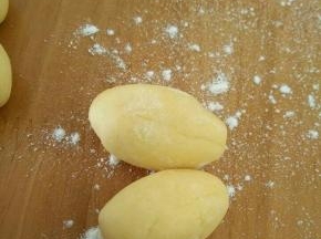 把剂子搓成椭圆形，然后沾在一起。