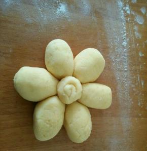 然后放到花的中间。