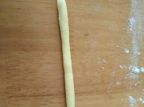 另取小块面团搓成细条，卷起来成一个圈圈。