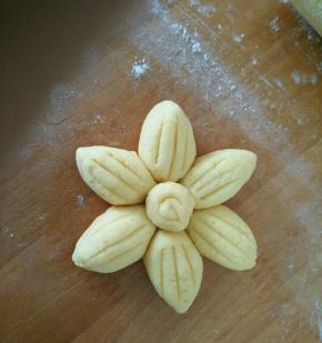 用刀在花瓣上压出痕迹，再用手捏一下花瓣的顶端。