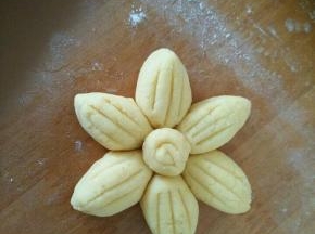 用刀在花瓣上压出痕迹，再用手捏一下花瓣的顶端。