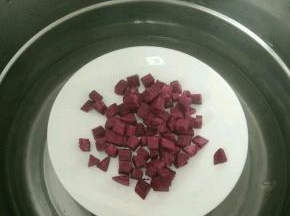紫薯去皮切成小块，上锅蒸熟。