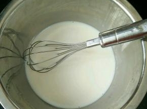 牛奶加入白糖，加热至白糖融化后凉凉。