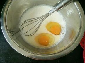 加入两个鸡蛋，搅打均匀。