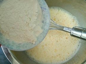 加入面粉，一样搅打均匀。