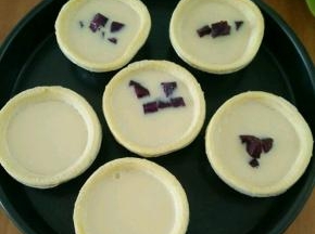 倒入蛋挞液至八分满。