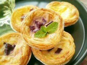 放入预热好的烤箱上管180度，下管160度，烤18分钟左右，表面有焦皮即可。