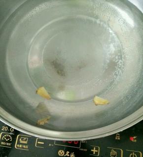 锅里放水，加入一块姜。