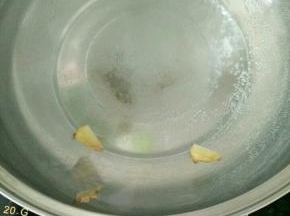 锅里放水，加入一块姜。