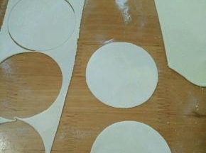 面粉加入适量水，揉成教硬的面团，用压面机压成薄片，然后再用饺子模压出饺子皮。