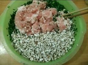 韭菜和香菇洗干净切碎，猪肉也剁碎。