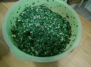 加入耗油、生抽、盐和食用油，搅拌均匀。