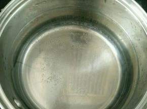 锅里放水，加适量盐烧开。