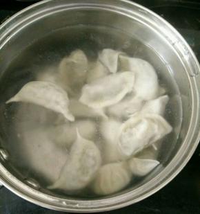 下饺子，用勺子轻轻推动。