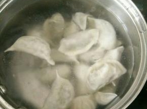 下饺子，用勺子轻轻推动。