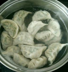 待饺子浮起来，定时五分钟。