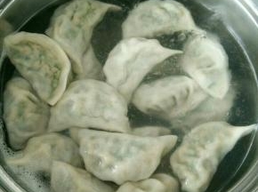 待饺子浮起来，定时五分钟。