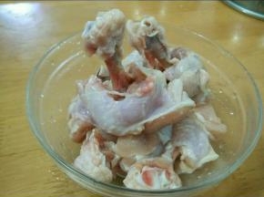 鸡翅中洗干净，用刀在顶部划一圈，切断筋脉，然后把肉肉往下推。