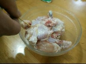 用牙签给鸡翅撮些小洞，方便腌制的时候入味。