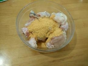 加入烤肉料、耗油、生抽和一勺水。