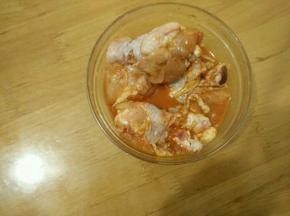 抓匀后再给鸡翅按摩一两分钟。盖上盖子放到冰箱冷藏一个晚上。