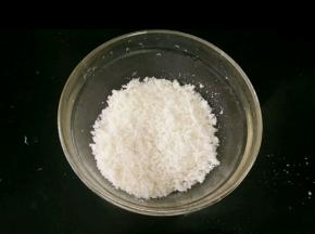 准备好一个馒头，搓碎。(如果有现成的面包糠更好)