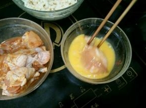一个鸡蛋打匀，用筷子夹鸡翅中到鸡蛋碗里滚一圈。