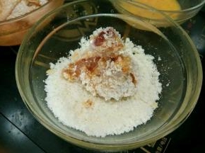 再放到馒头屑里滚一圈。