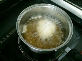 锅烧热放足够玉米油，待油温七八成热下鸡翅中，炸到鸡翅金黄即可。