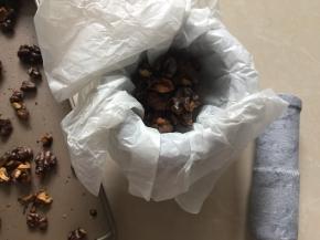 核桃放入烤盘中烤香后用石臼砸碎