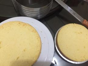 蛋糕横向切成两片