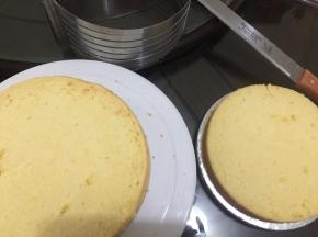蛋糕横向切成两片