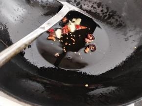 热锅入油放入红辣椒炒香