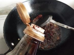 加入生抽耗油入味