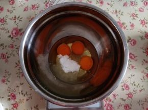 2.	鸡蛋加糖和盐搅拌均匀即可，