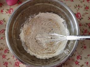 3.	筛入低筋面粉和泡打粉，