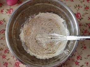 3.	筛入低筋面粉和泡打粉，