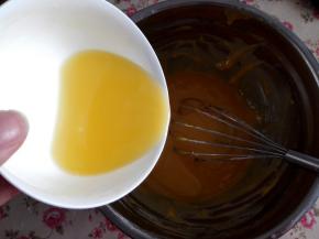 5.	融化的黄油倒入面糊中，