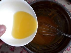 5.	融化的黄油倒入面糊中，